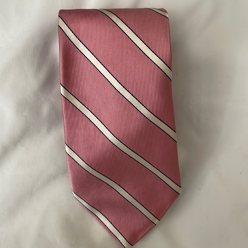 Mens Izod brand tie. Pink with stripe.
